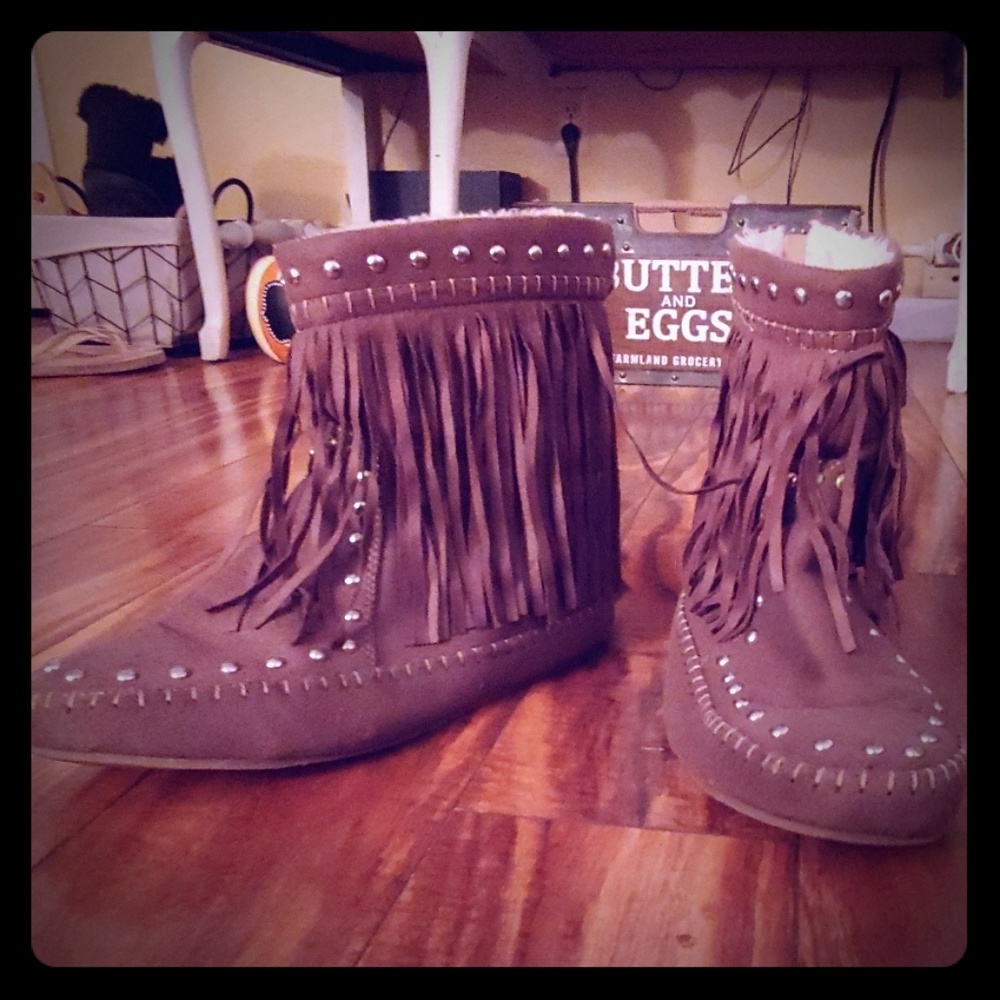 Brown moccasin fringe boots